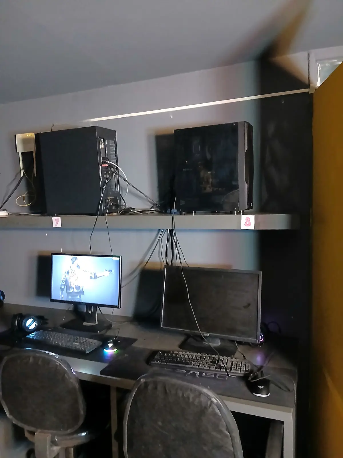 دو میز PC با نمایشگر، کیبورد و هدست